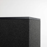 Detailaufnahme 100% Schurwolle in Schwarz – Akustikwerke Akustiksäule Textur und Oberfläche