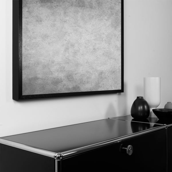 Seitliche Nahansicht des Akustikbild "Shade" der Serie Magnitudo in quadratischem Format mit grauem Fotomotiv und mit dunklem Rahmen
