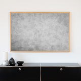 Akustikbild "Shade" der Serie Magnitudo mit hellem Vollholzrahmen und grauem, abstraktem Fotomotiv in Querformat und Frontansicht