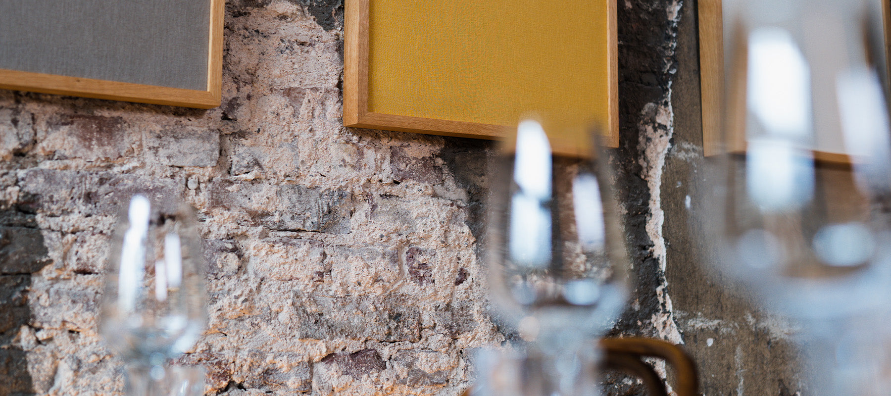 Akustikwerke Akustikbild aus Leinenstoff im Restaurant – Seitenansicht – Schallabsorber für optimale Raumakustik
