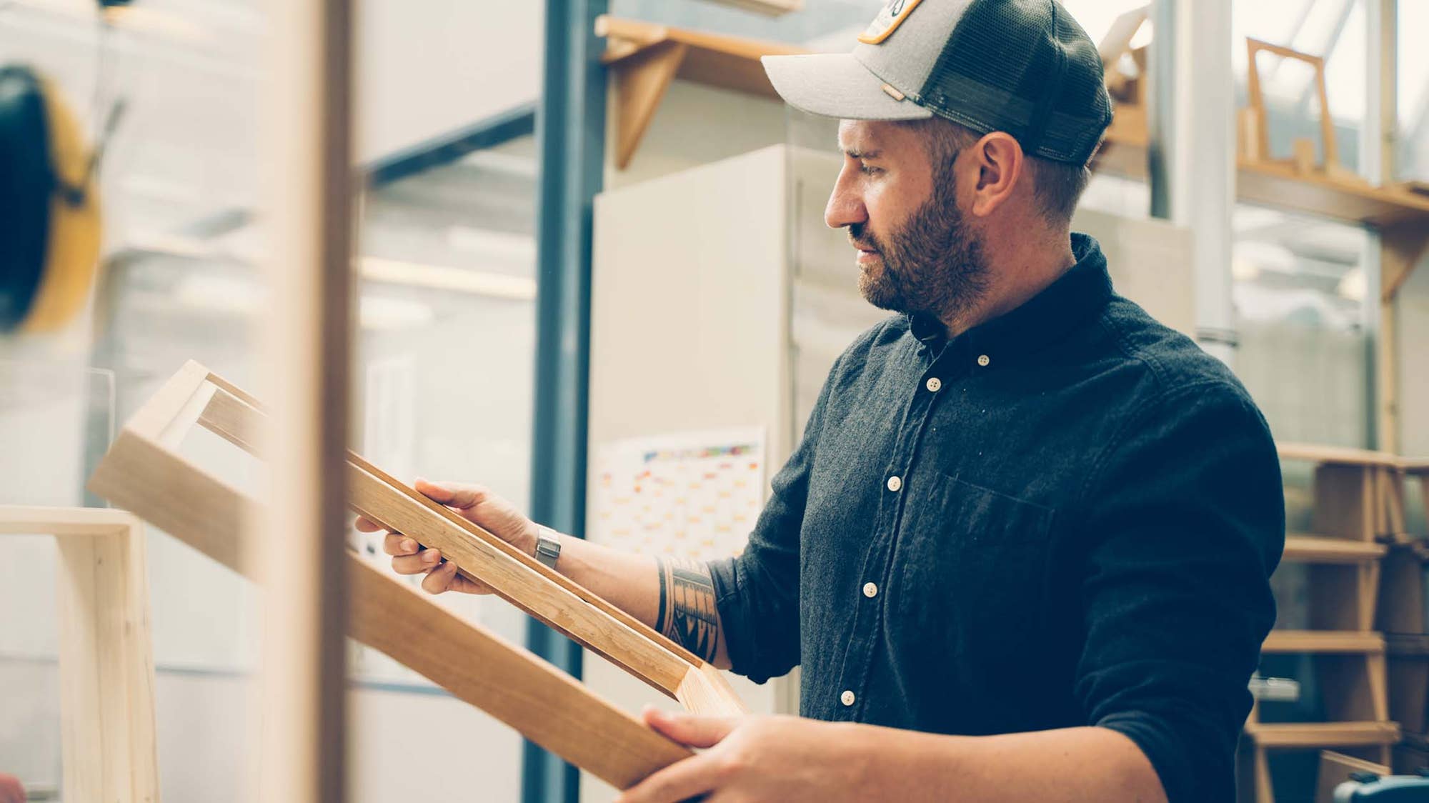 Akustikwerke Schreinerei: Handgefertigte Akustikbilder mit Holzrahmen in der Produktion