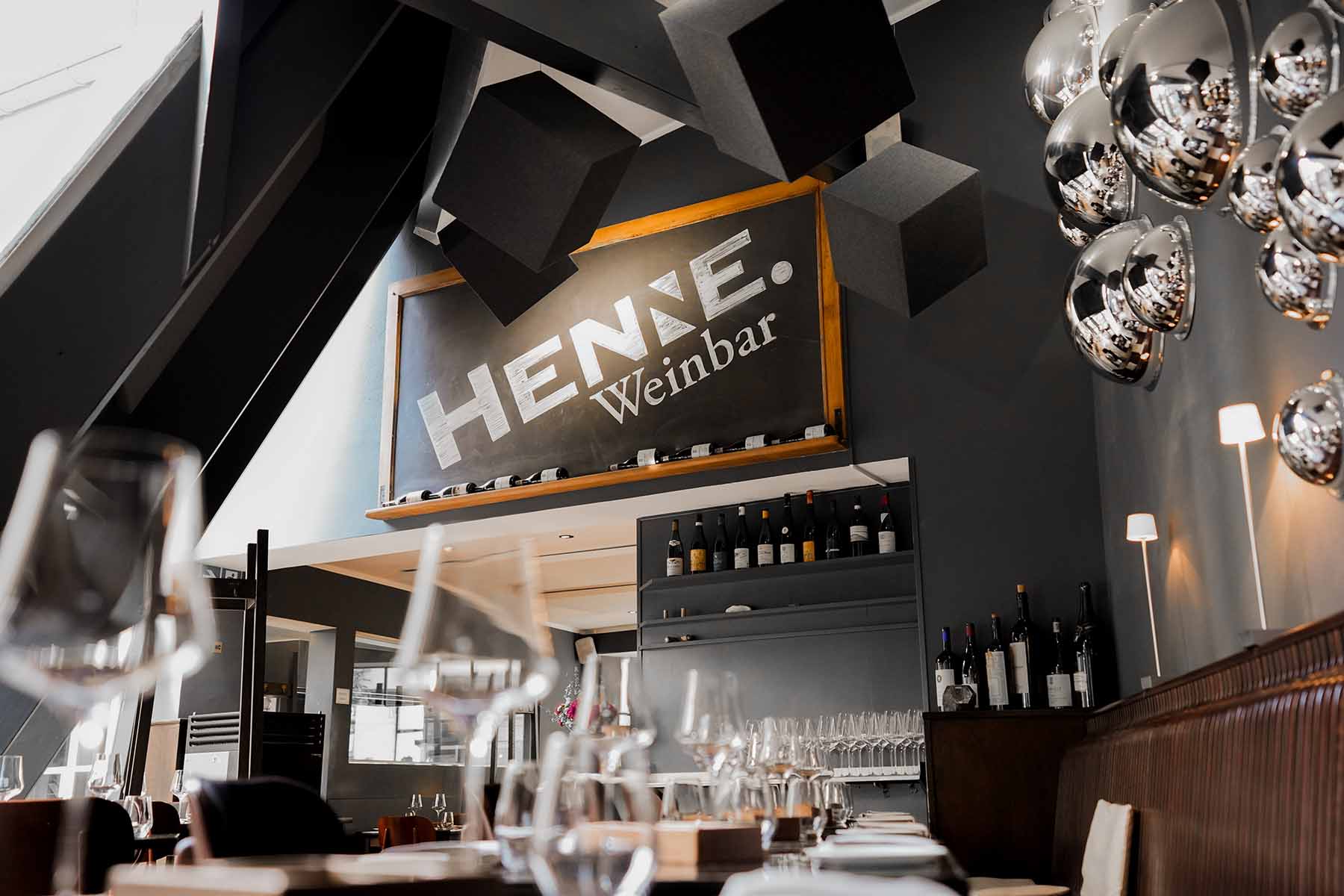 Deckenwürfel bei Henne Weinbar