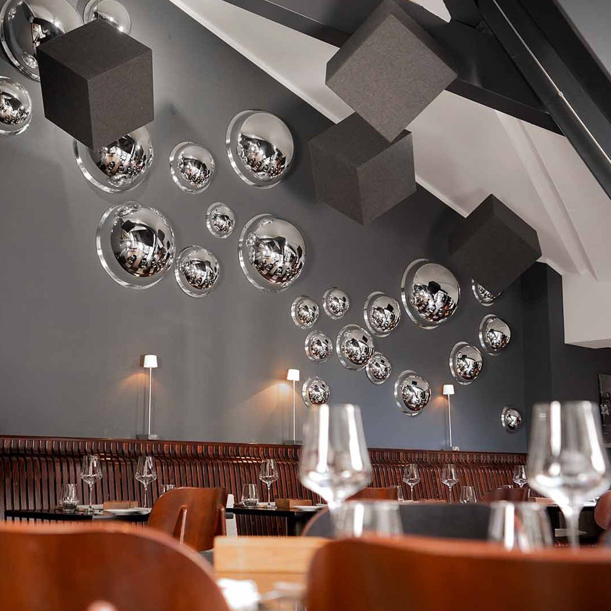 Referenzprojekt Akustikwerke: Akustikbild bei Henne Weinbar Berlin im Weinbar – Schallabsorber für optimale Raumakustik