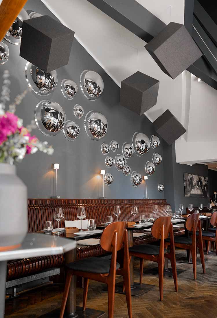 Referenzprojekt Akustikwerke: Akustikbild bei Henne Weinbar Berlin im Weinbar – Schallabsorber für optimale Raumakustik