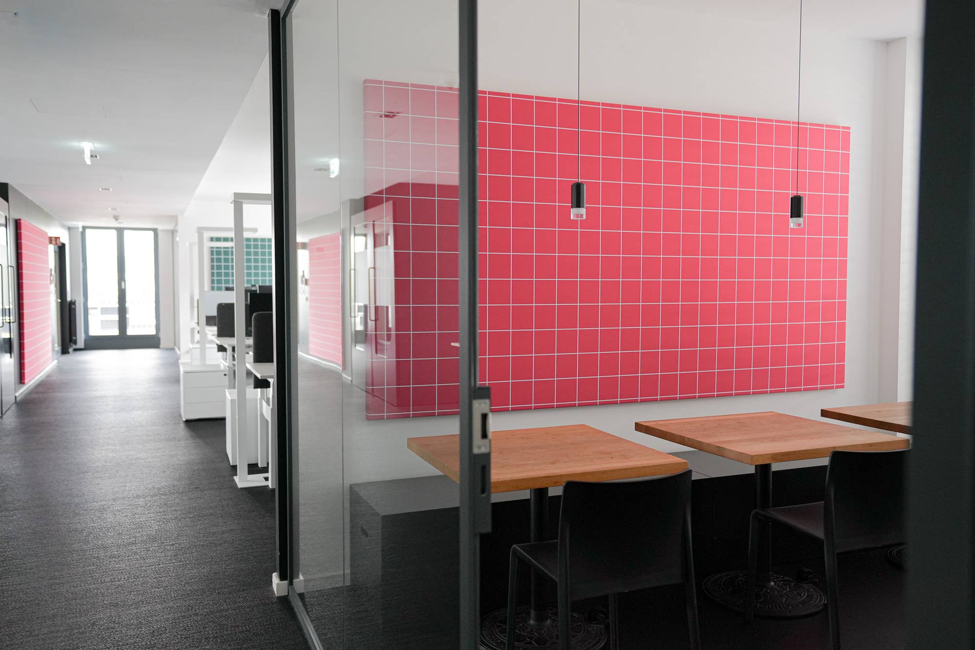 Akustikwerke Wandabsorber aus Leinenstoff im Café als Schallschutzlösung im Interieur