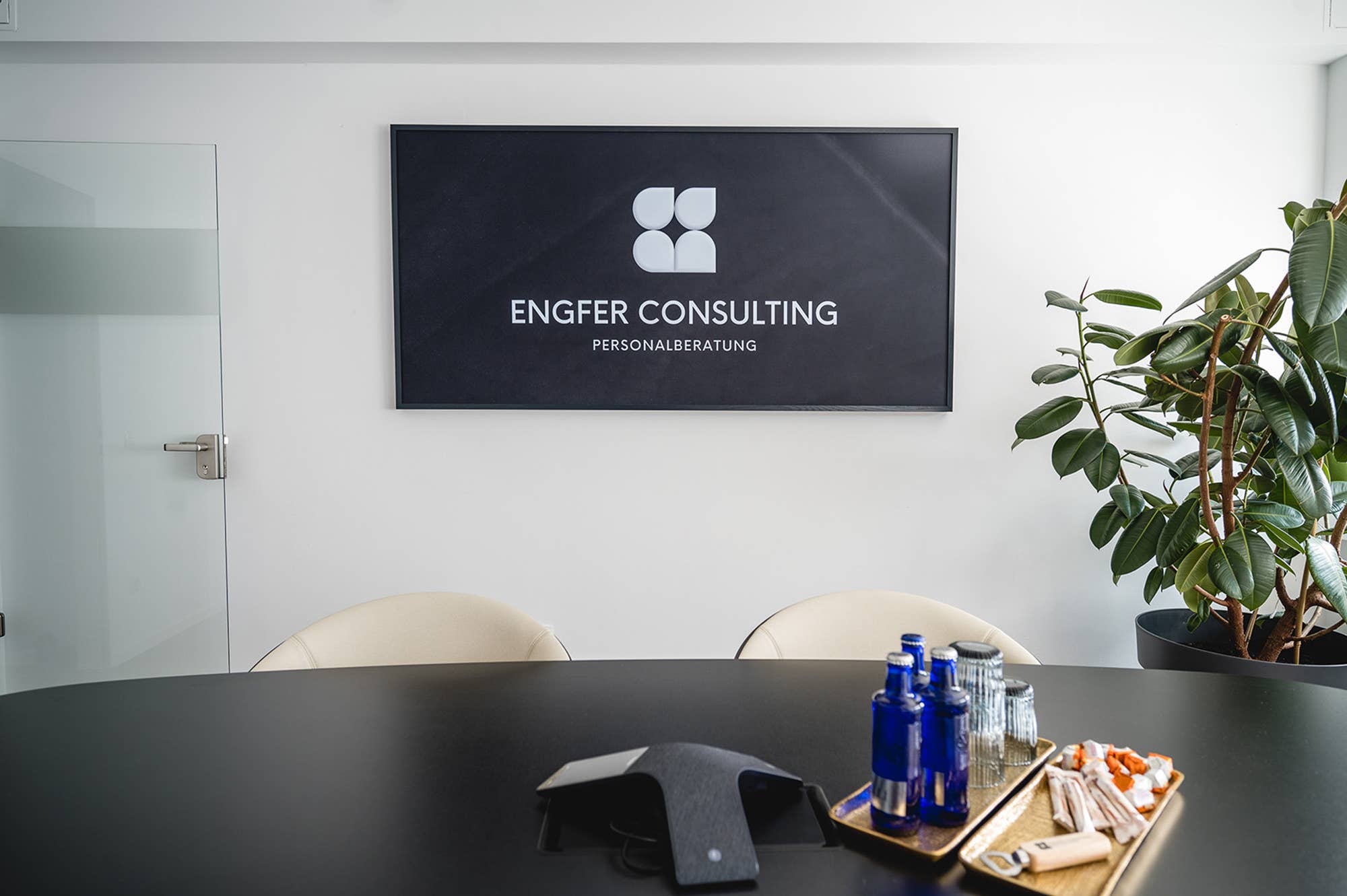 Referenzprojekt Akustikwerke: Akustikbild bei Büro Engfer im Konferenzraum – Schallabsorber für optimale Raumakustik