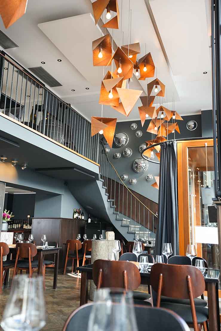 Deckensegel von Akustikwerke für Restaurant in hochwertiger Ausführung in der Gastronomie für optimale Raumakustik