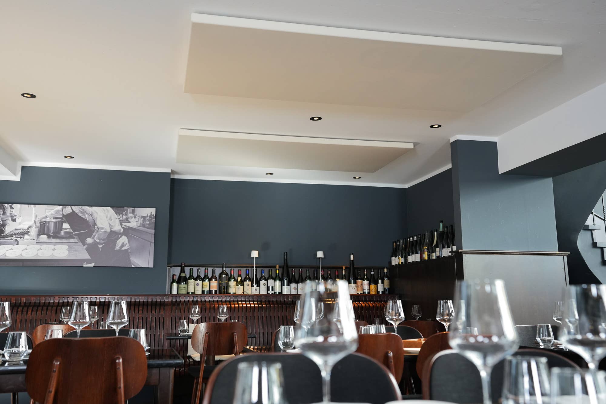 Referenzprojekt Akustikwerke: Deckensegel bei Henne Weinbar Berlin – Schallabsorber für optimale Raumakustik
