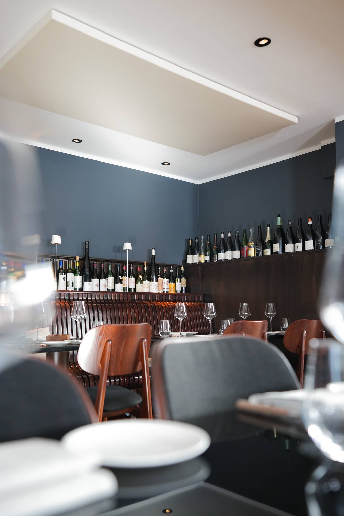 Referenzprojekt Akustikwerke: Deckensegel bei Henne Weinbar Berlin im Weinbar – Schallabsorber für optimale Raumakustik