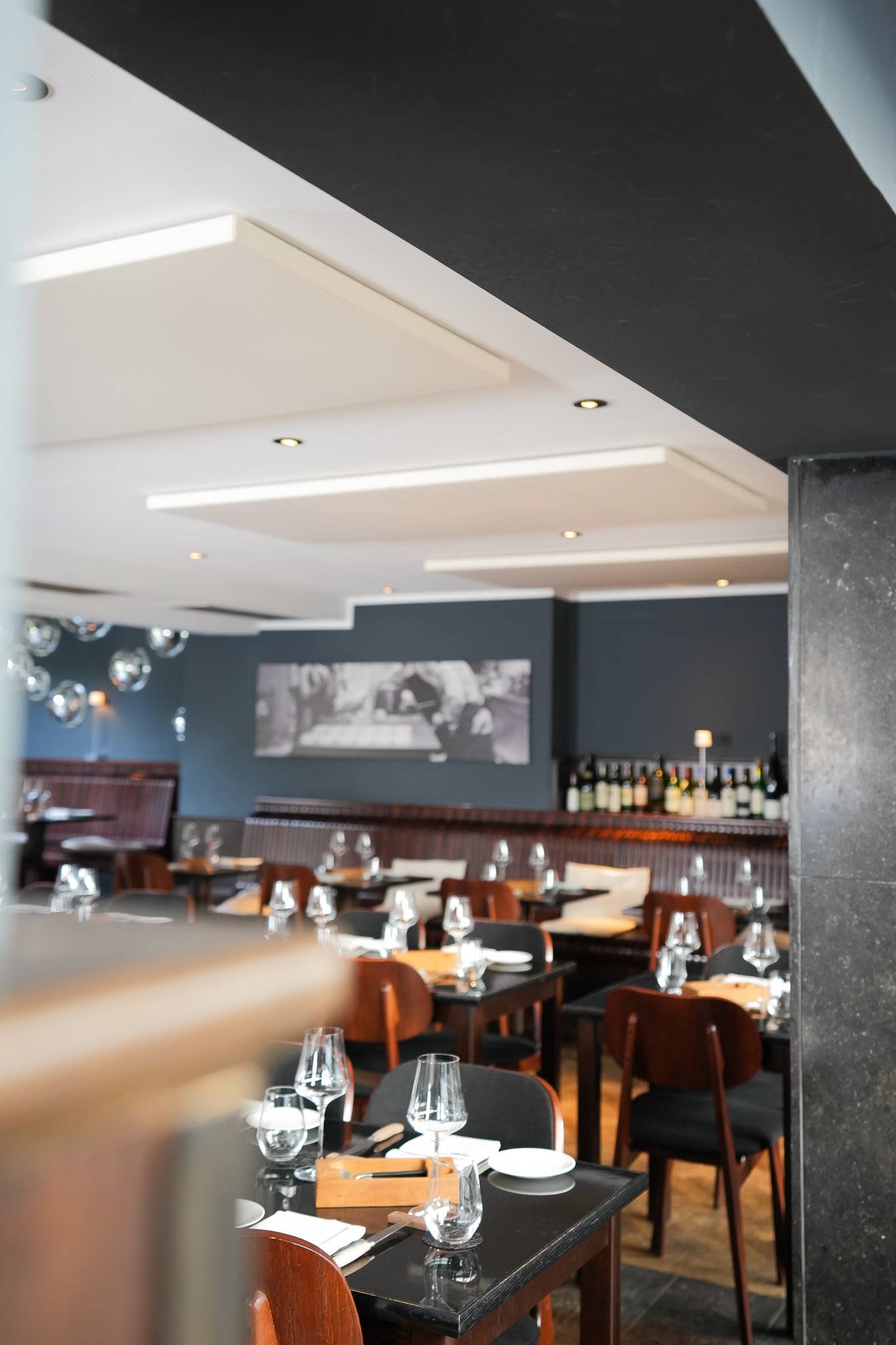 Referenzprojekt Akustikwerke: Deckensegel bei Henne Weinbar Berlin im Weinbar – Schallabsorber für optimale Raumakustik