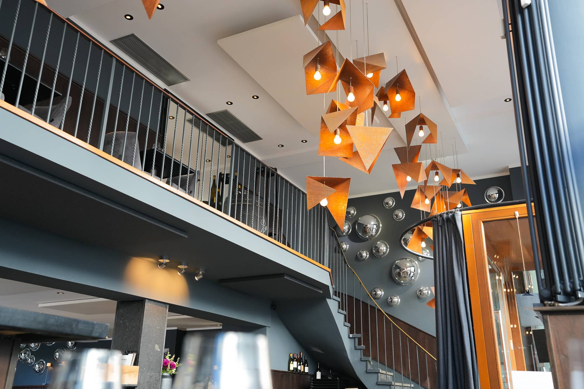 Referenzprojekt Akustikwerke: Deckensegel bei Henne Weinbar Berlin – Schallabsorber für optimale Raumakustik
