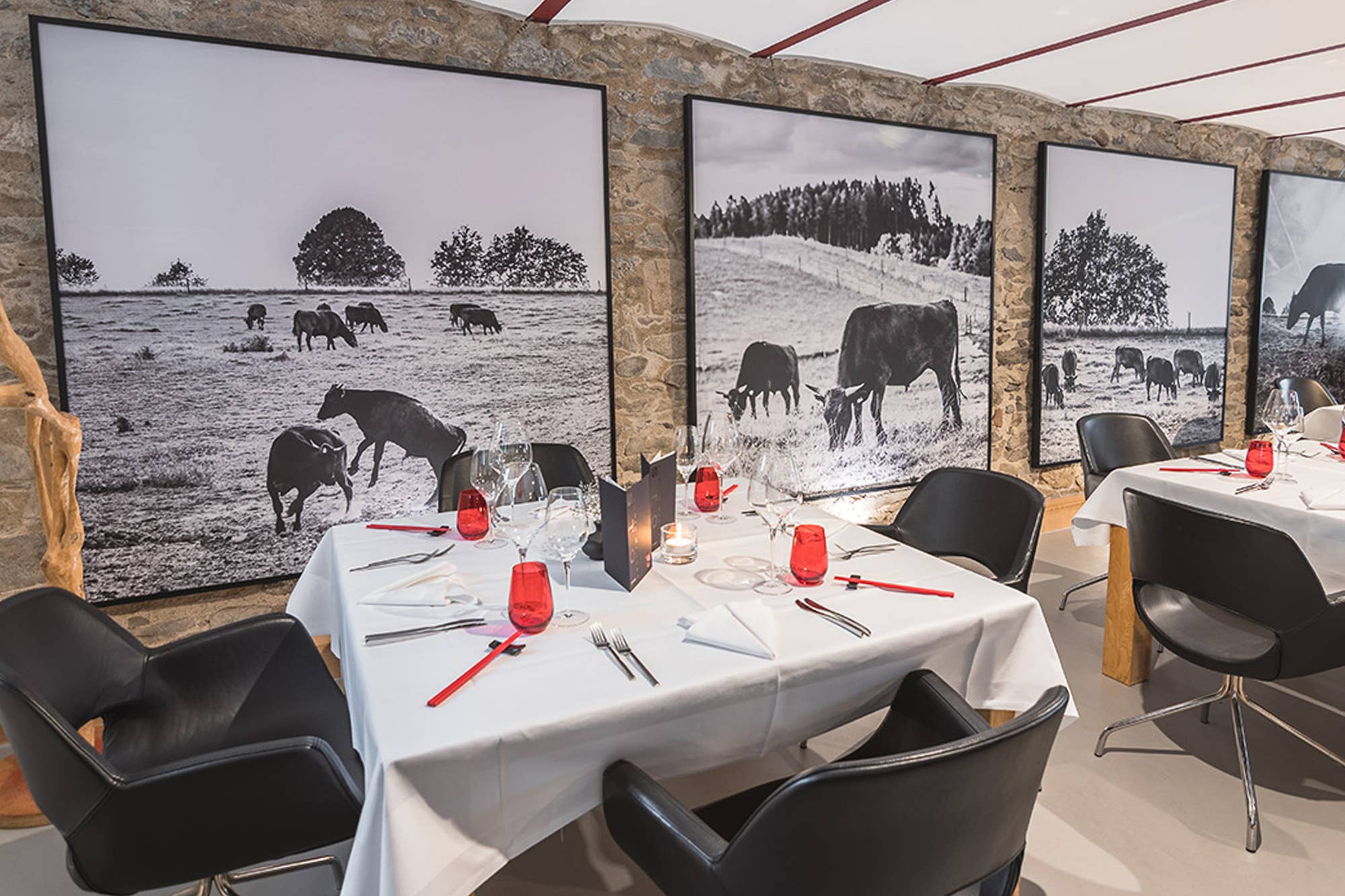 Referenzprojekt Akustikwerke: Wandabsorber bei Stoi Restaurant München – Schallabsorber für optimale Raumakustik