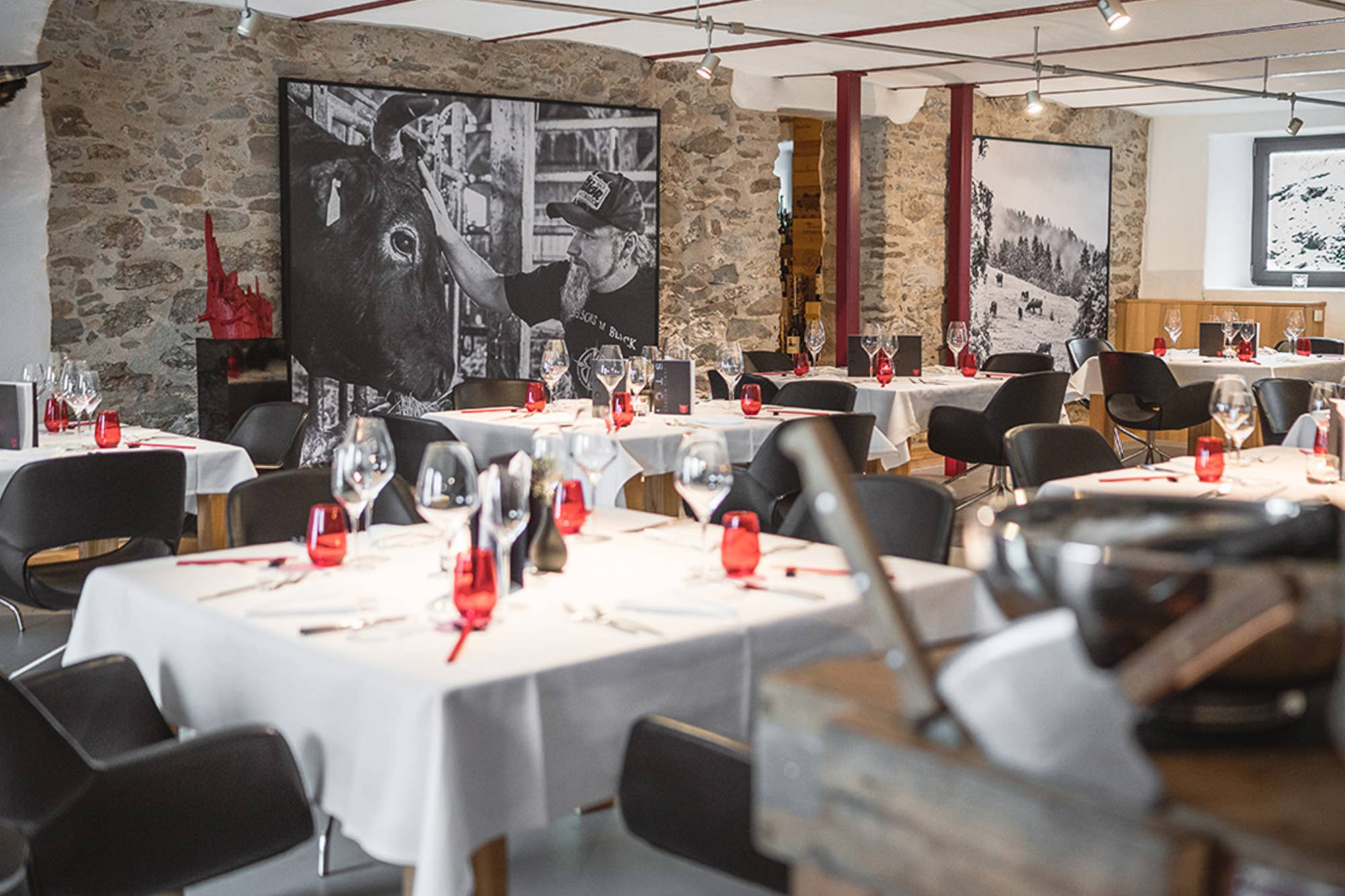 Referenzprojekt Akustikwerke: Wandabsorber bei Stoi Restaurant München – Schallabsorber für optimale Raumakustik