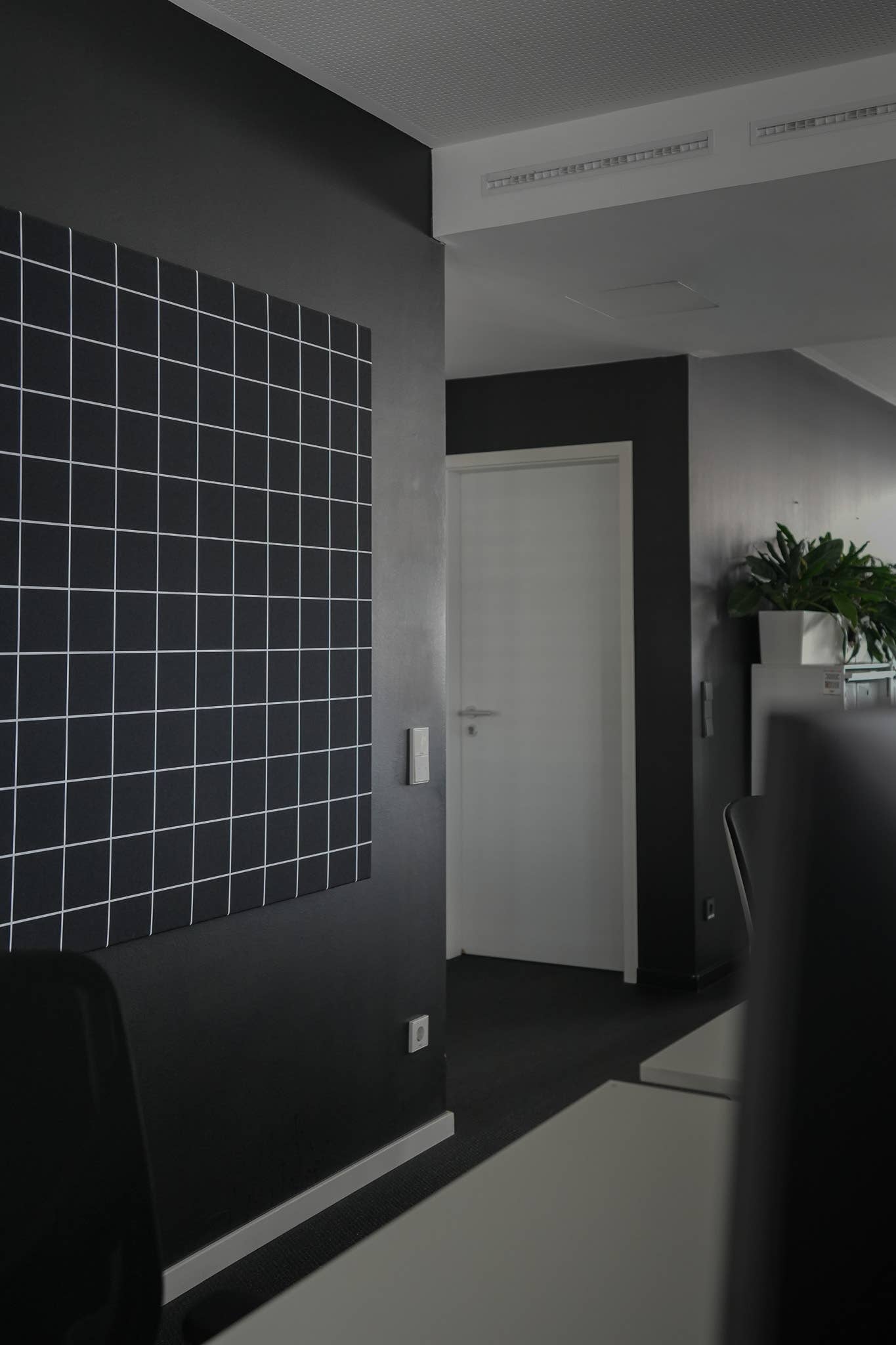 Akustikwerke Wandabsorber aus Leinenstoff im Büro als Schallschutzlösung im Interieur