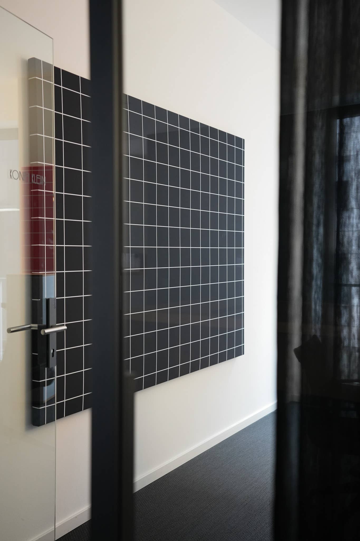 Akustikwerke Wandabsorber aus Leinenstoff im Konferenzraum als Schallschutzlösung im Interieur
