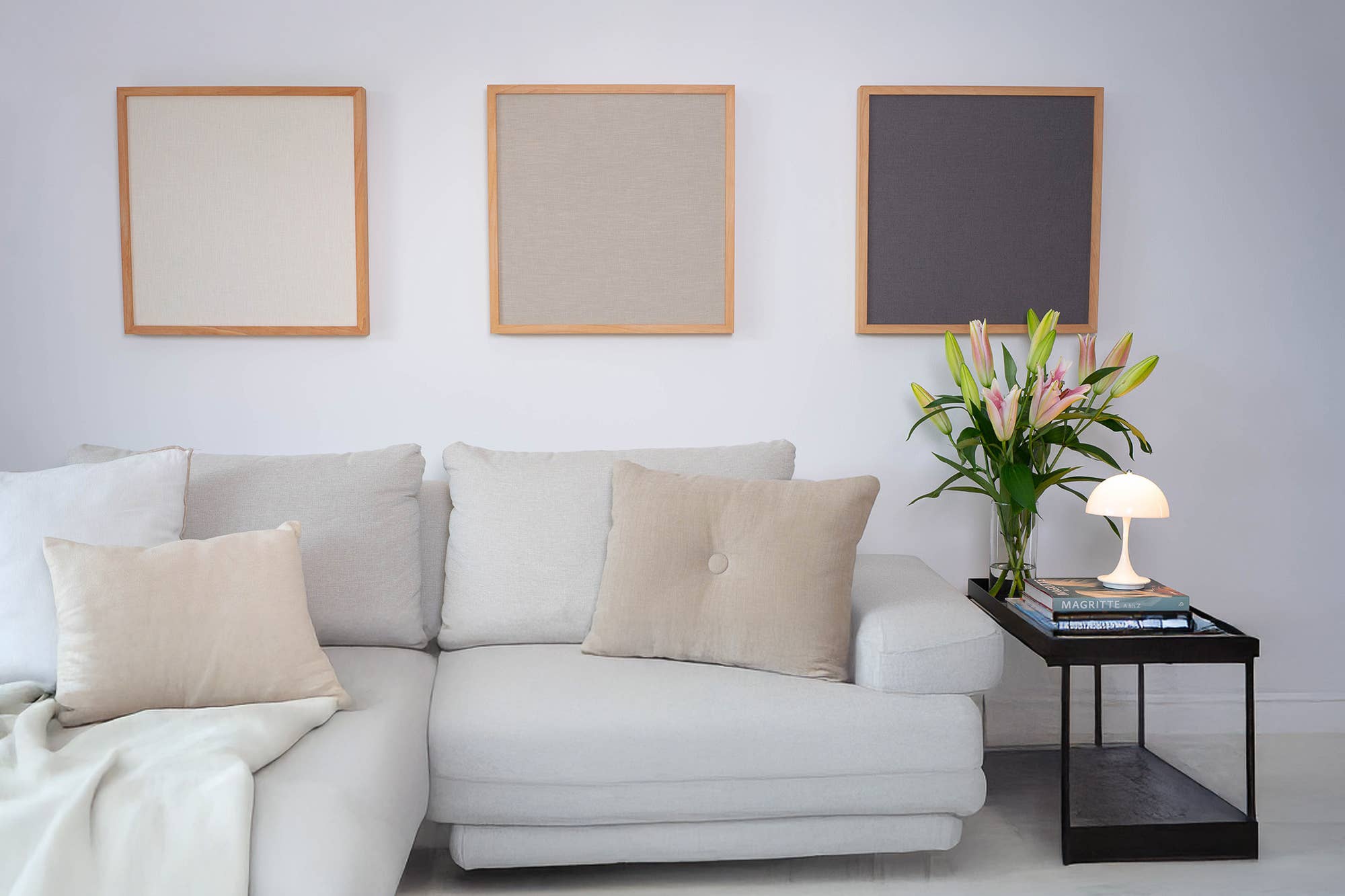 Header Akustikwerke: Akustikbild im Wohnraum mit Couch – Schallabsorber für optimale Raumakustik