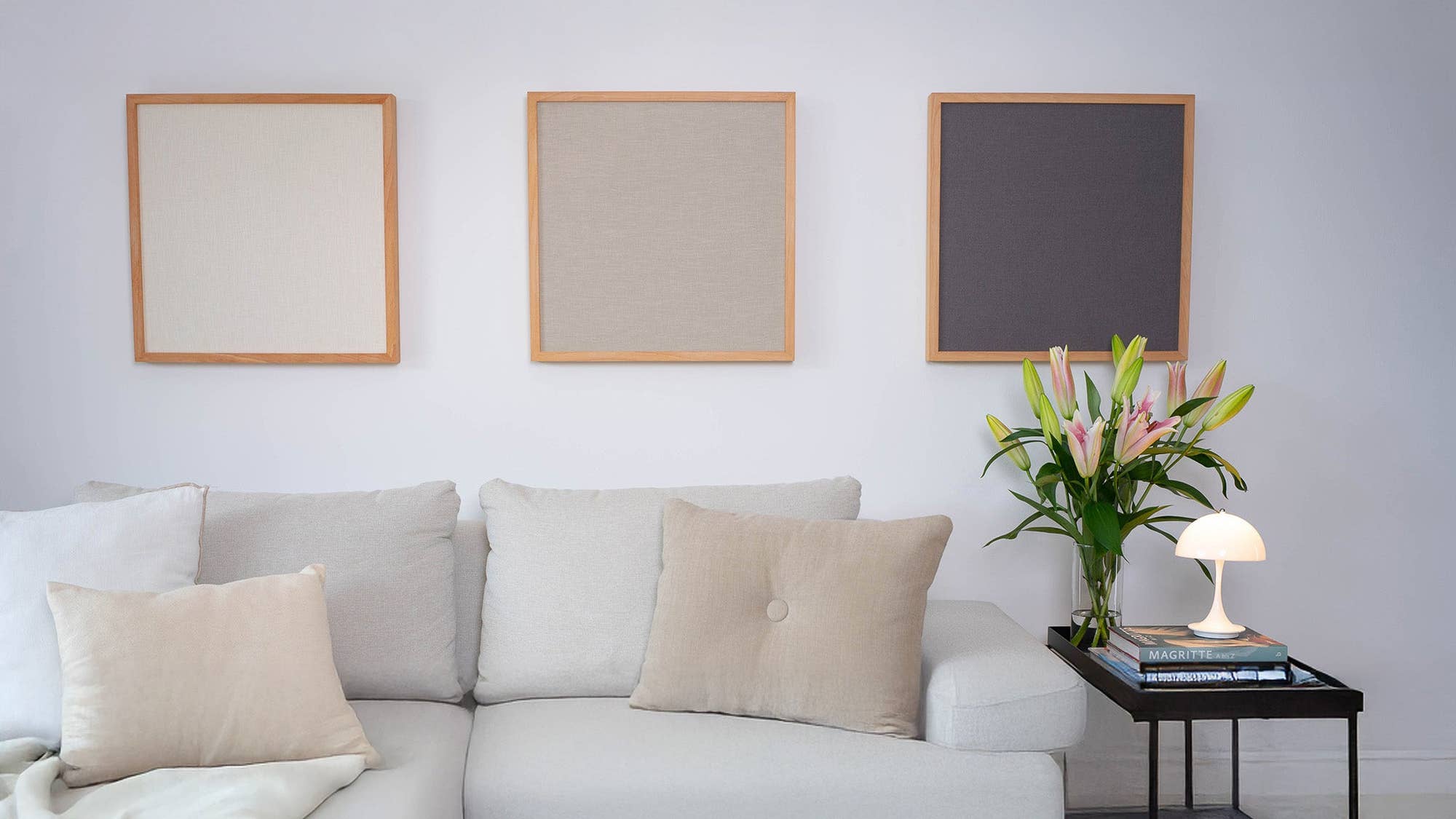 Wohnzimmer mit drei Akustikbilder mit Massivholzrahmen