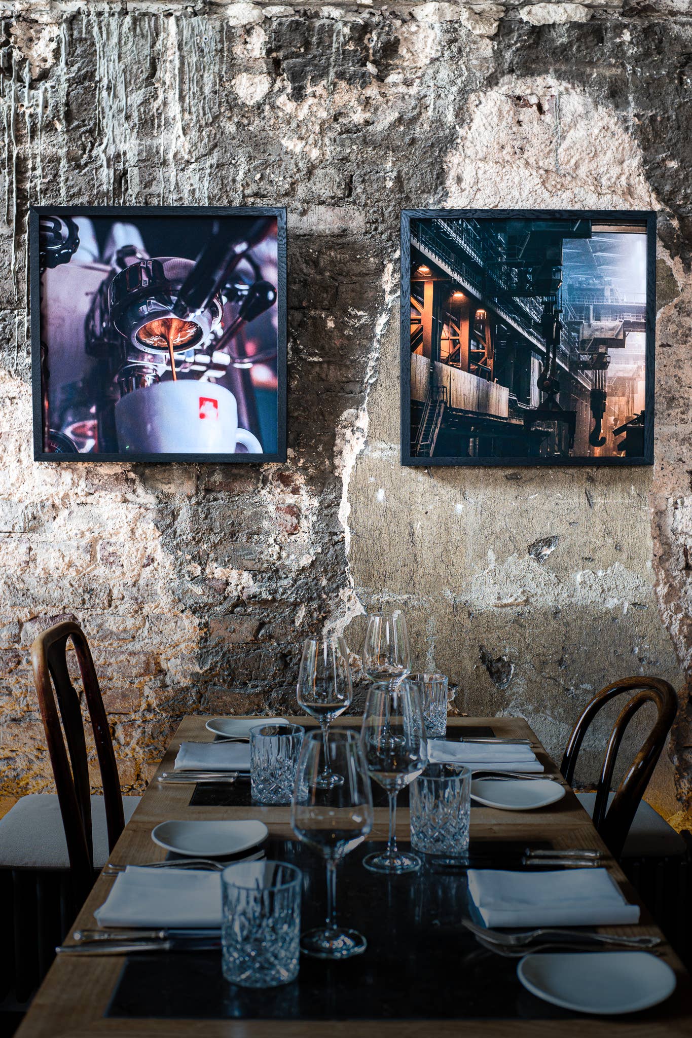 Restaurant mit zwei hochqualitativen Akustikbildern