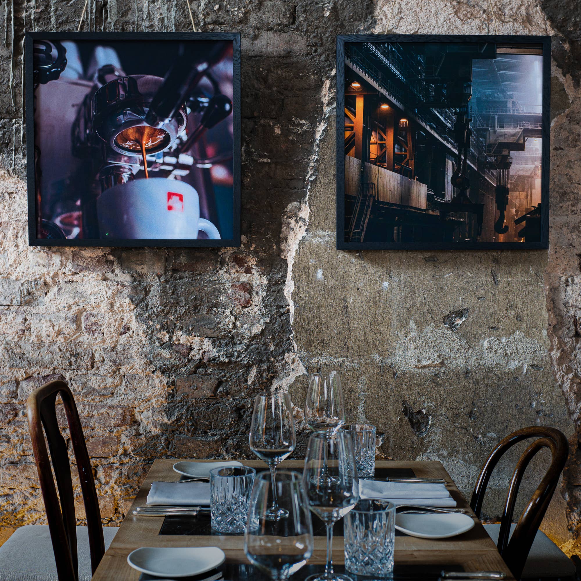 Restaurant mit zwei Akustikbilder an der Wand