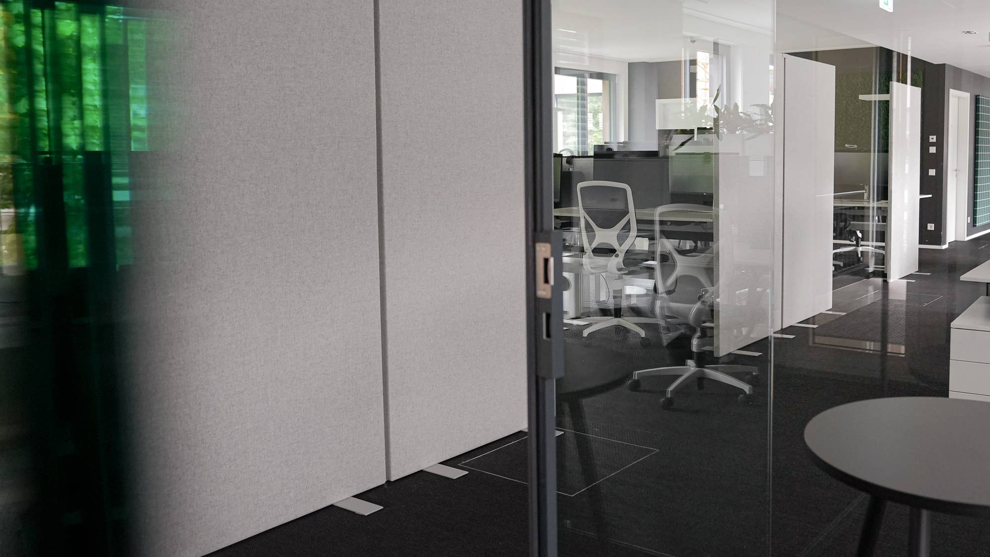 Grossraumbüro mit Akustiktrennwänden