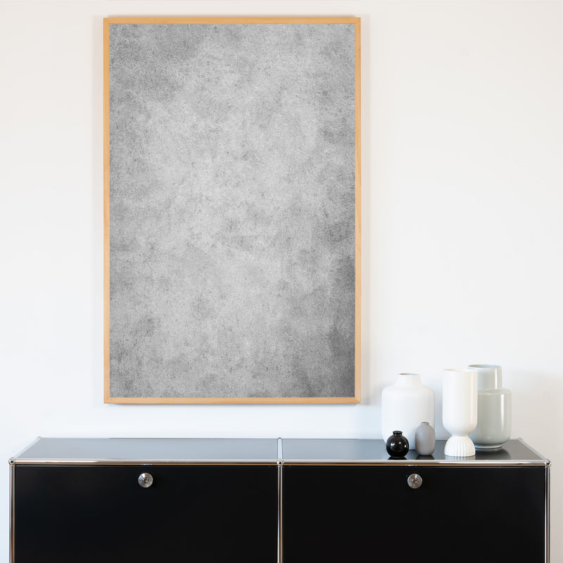 Akustikbild "Shade" der Serie Magnitudo mit hellem Vollholzrahmen und grauem, abstraktem Fotomotiv in Hochformat und Frontansicht
