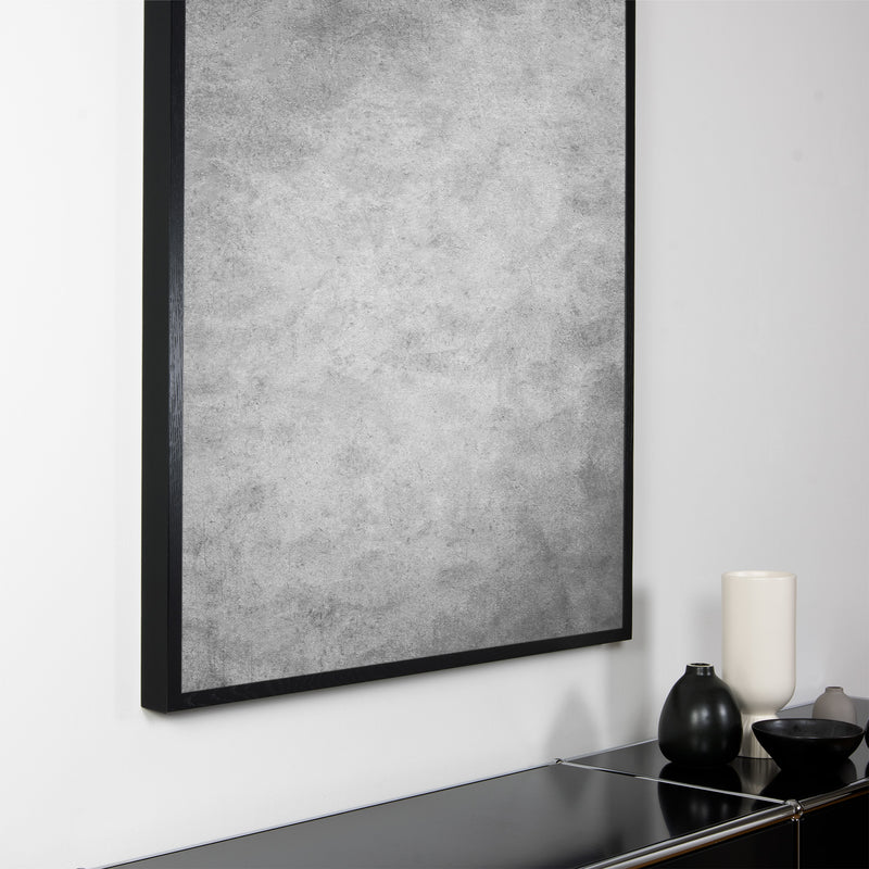  Nahaufnahme des Akustikbild "Shade" der Serie Magnitudo mit dunklem Vollholzrahmen und grauem, abstraktem Fotomotiv in Hochformat 