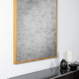  Nahaufnahme des Akustikbild "Shade" der Serie Magnitudo mit hellem Vollholzrahmen und grauem, abstraktem Fotomotiv in Hochformat 