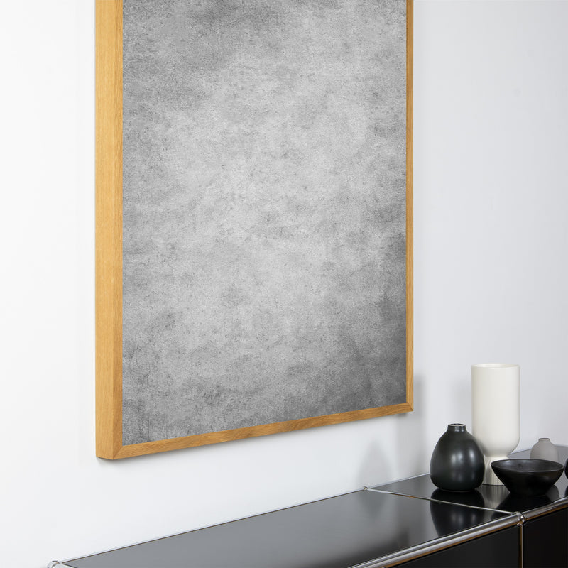  Nahaufnahme des Akustikbild "Shade" der Serie Magnitudo mit hellem Vollholzrahmen und grauem, abstraktem Fotomotiv in Hochformat 